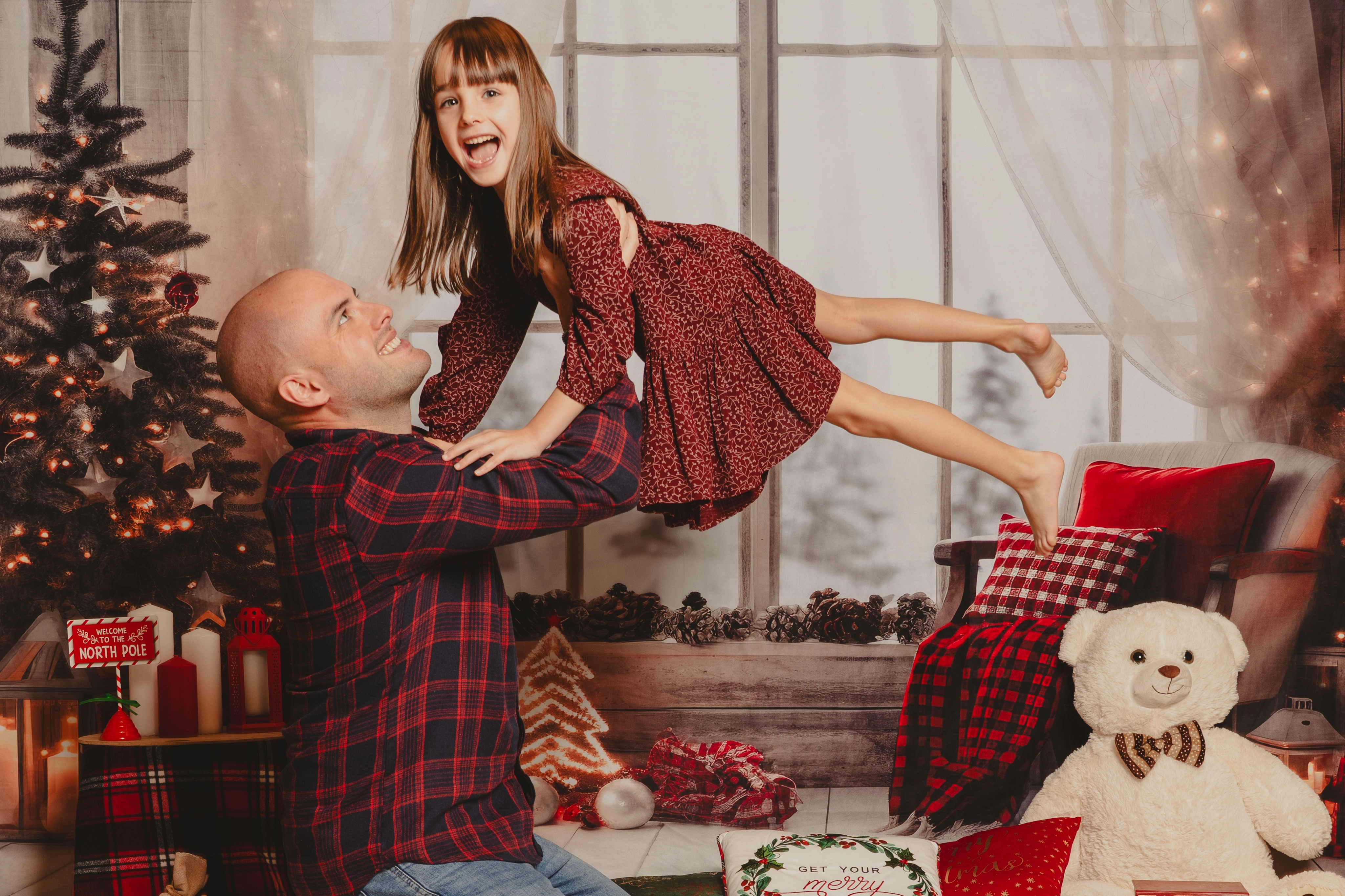 Couple — lumière dorée de Noël